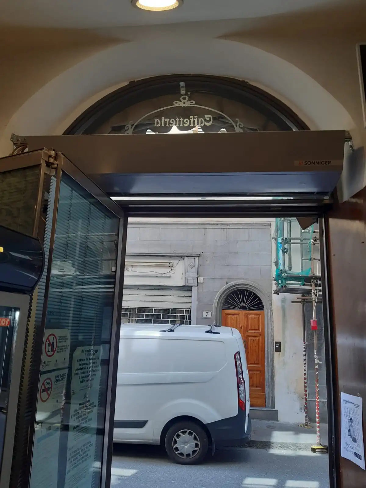 Rideau d'air chaud GUARD au dessus de la porte de sortie d'une boutique 