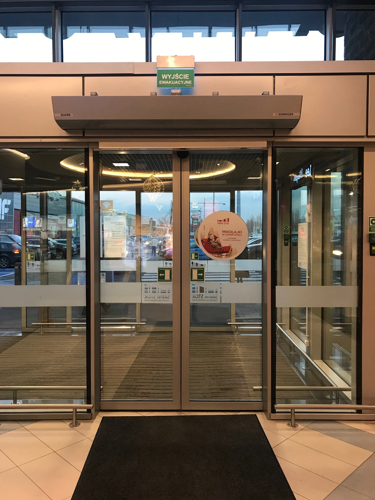 Rideau d'air chaud GUARD à la sortie d'un centre commercial