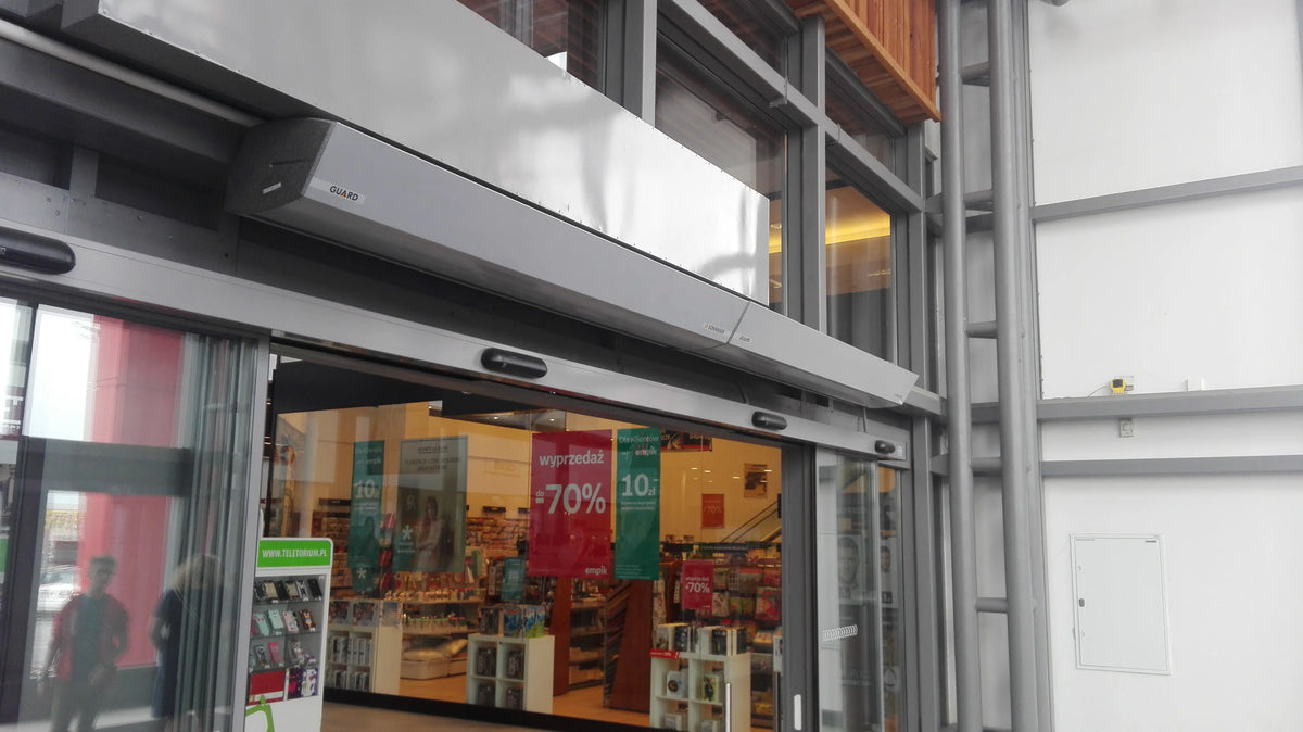 Rideau d'air chaud GUARD à la sortie d'un magasin