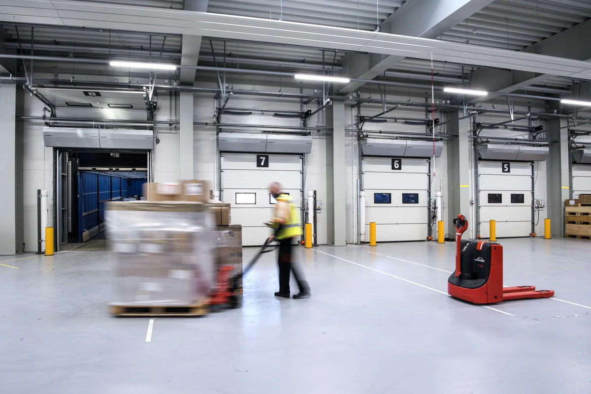 Rideau d'air chaud GUARD PRO au dessus des portes sectionnelles 