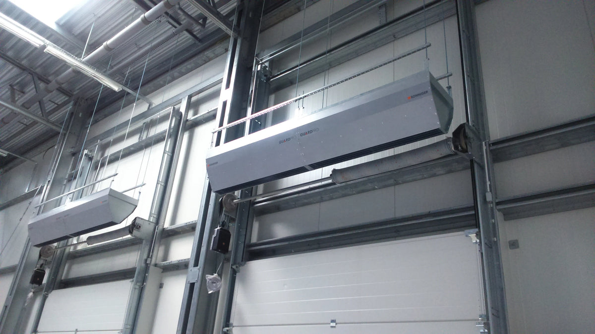 Rideau d'air chaud GUARD PRO à proximité de portes sectionnelles