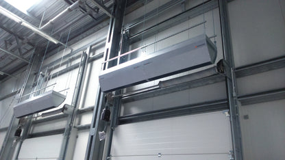 Rideau d'air chaud GUARD PRO à proximité de portes sectionnelles