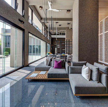 Destratificateur d'air Modern HVLS blanc SUNON dans un hall d'hôtel 