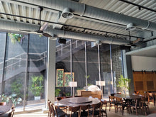 Destratificateur d'air Modern HVLS noir SUNON dans un restaurant