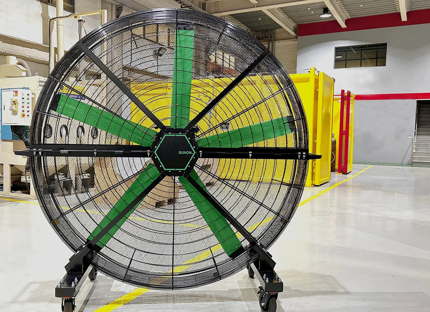 Ventilateur industriel grand diamètre HVLS SUNON dans un entrepôt